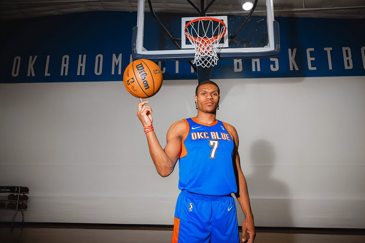 C9观众热烈欢呼!,浓眉哥迎来七赛季出色发挥赛场气氛高涨  C9观众热烈欢呼!,浓眉哥迎来七赛季出色发挥赛场气氛高涨