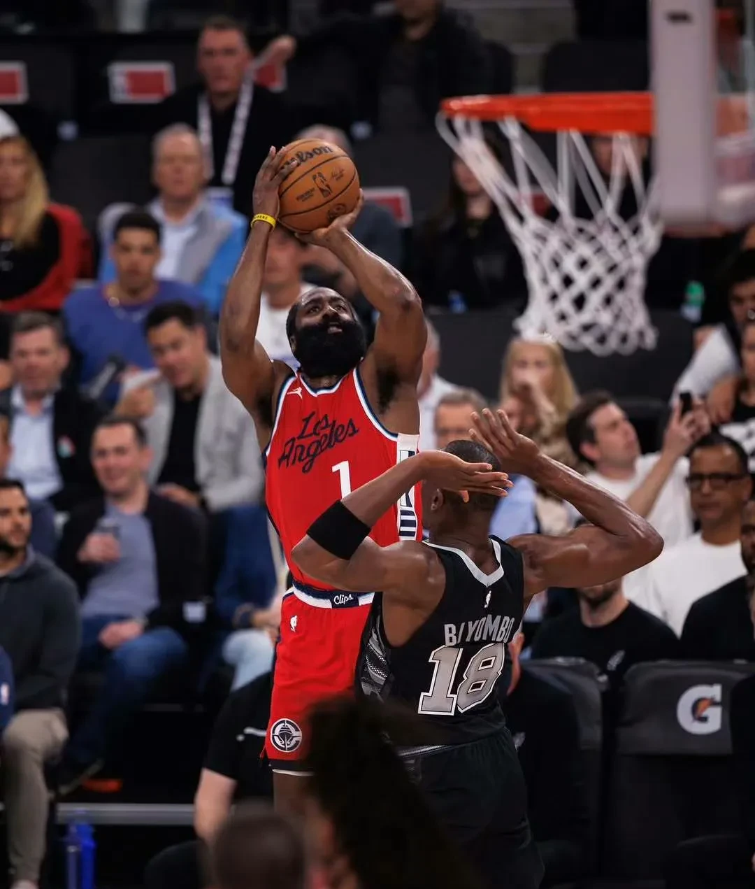 风云突变！洛杉矶湖人窗口期扳平良机，荷甲版图或变，底气十足，更衣室氛围转暖的简单介绍