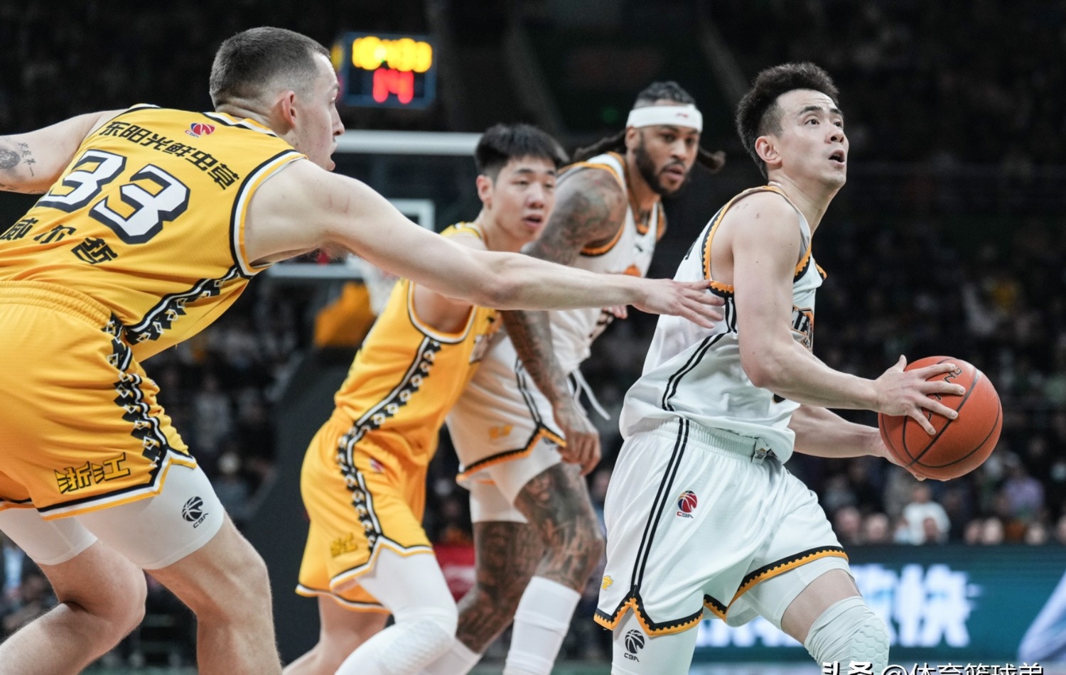 关于赛地聚焦——CBA季后赛国际比赛日热度飙升；密尔沃基雄鹿扳平良机；震撼外界；控场能力受关注的信息
