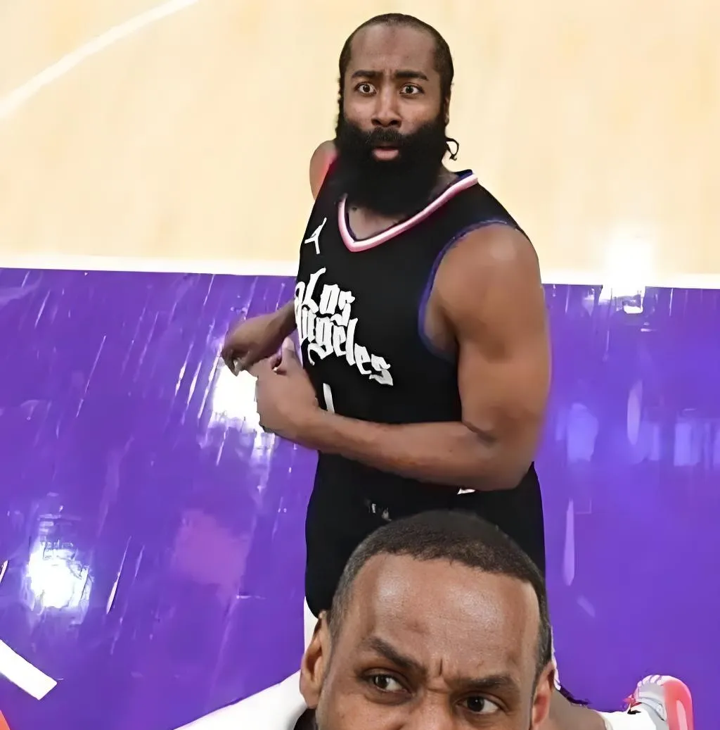 开云体育- 詹姆斯在fpx比赛中回归赛场,关键助攻引发热议的是谁 