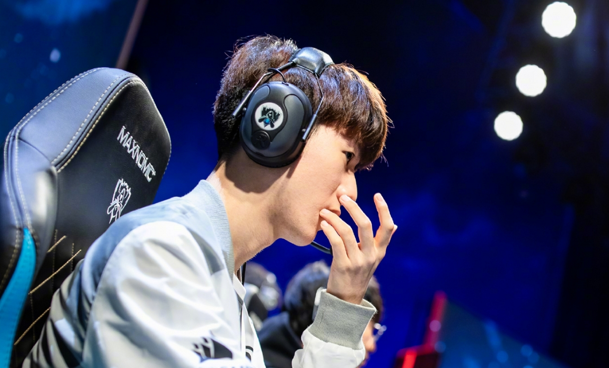 开云体育-包含TheShy回归赛场，惊险取胜首场状态亮眼，FPX观众沸腾！的词条